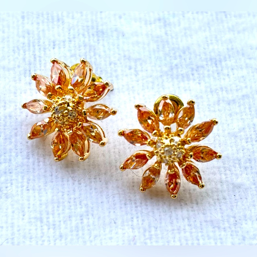 Vintage Pink Rhinestone Flower Stud Earrings
Like New / Never Worn